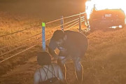 【海外】消防士の休日、燃える車から女性を救出！爆発の瞬間に間に合った衝撃のドラマ