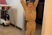 「めちゃくちゃカワイイ！」喜んだ幼児が指を立てようとして手間取る姿が人気に