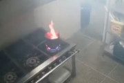 海外「燃えている油 + 水 = ???」