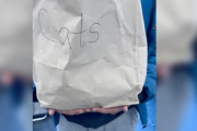 【海外】「高速道路で見かけた「猫」と書かれたバッグに思わず二度見！その中身とは？」
