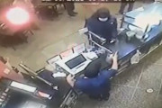 海外「【閲覧注意】14歳のアジア系アメリカ人が母親を襲う強盗に発砲する」