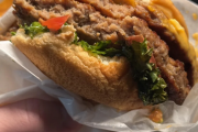 日本のファストフードのハンバーガーに世界が騒然！←「日本は牛のことを分かっている！」（海外の反応）