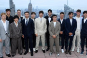 海外ファン「ユウキはお父さんのスーツを着てきたの！？」映画「F1」プレミアがNYで開催！多くのF1ドライバーが参加も角田裕毅のダボダボスーツに海外ファンからツッコミの嵐！【海外の反応】