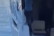 【面白】新年早々、クルーザーから海にドボンしてしまう女性が海外で話題に　　海外の反応