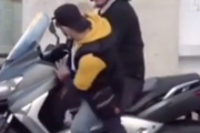 そこまでして通りたいか？横断歩道の上にいるバイクを通り過ぎる歩行者。海外の反応