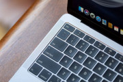 【悲報】人気映画監督、アカデミー賞でMacのバタフライキーボードが酷すぎると盛大にディスり出すwwwww