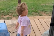 家族の迷惑にならないようにお外で発狂！小さな女の子のストレス発散が可愛らしい