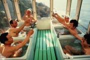 外国人「日本には酒が飲める風呂ケーブルカーがあったらしい…」