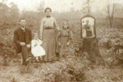 昔は自撮り写真を撮るのも大変だった。100年前の自撮り写真はこのように撮影されていた