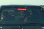 「何も問題ないようだ」というタイトルで投稿されていた問題大ありな車の写真