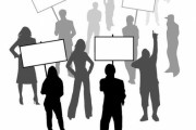 「まるであのスーパーヒーローみたいだ…」コロンビア反政府デモで放水砲にシールドで立ち向かう男性
