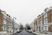 「ベッドの真横にシャワーと台所」ロンドン高級住宅街にある四畳半の物件がエグすぎると話題ｗｗｗｗｗｗ