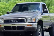 【海外の反応】1989年式のトヨタハイラックスはタフで楽しいピックアップトラックだった！