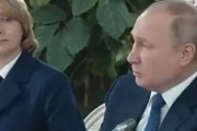 海外「これがプーチンの存在がフェイクの証！」ゼレンスキー大統領がたった１つのジェスチャーで証明してみせたこと