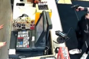 海外「アメリカ、12歳の少年がガソリンスタンドで銃を突きつけて強盗する」