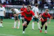 オランダ人「もの凄い」小川航基、圧巻2ゴール！豪快オーバーヘッド＆ヘディング弾の大活躍！現地サポが絶賛！【海外の反応】