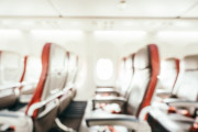 隣の空席に乗客を座らせることを拒否した男性が称賛される。その理由とは？