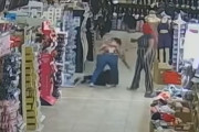 【動画あり】アメリカの黒人が韓国人女性を無慈悲に暴行！→「何故韓国人だけが被害に遭うのですか？」　韓国の反応