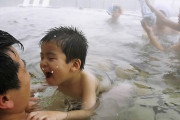 【韓国の反応】父娘が男湯に…日本、混浴可能年齢が11歳から6歳へ引き下げ