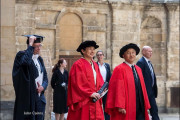 天皇陛下がイギリス訪問時に「39年前と同じ場所で撮影した写真」が素敵すぎて日本のネット民が感動の涙！【タイ人の反応】