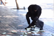 海外ユーチューバーさん「銀行強盗ドッキリ」を決行ｗｗｗ　海外の反応
