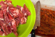 【画像あり】韓国人「一緒に韓国海苔と半熟卵黄をご飯に混ぜれば最高だ！」本場韓国の「豚肉キムチチゲ」をご覧ください　韓国の反応