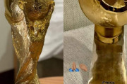 【海外の反応】似て非なるメッシとロナウドのトロフィーがこちら「一方はポケモンの大会で優勝したのか？」