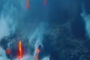 外国人「火山の溶岩が海へ流出し続けるこの映像が凄く癒されるんだが」　←みなさんの感想をどうぞ　海外の反応
