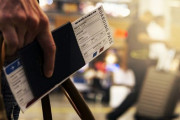 「この飛行機の座席に70万円も払ったんだけど…」隣を見てショックを受ける