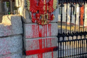 海外「赤いペンキをかけられるロシア大使館。ロシアの侵略戦争に反対する世界の人々」