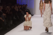 「反応が可愛い」「モデルに安全な靴を」ファッションショーで転んでしまった場面特集　海外の反応