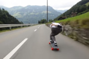 対向車線から車も…スケボで山道を時速１１２キロのハイスピードで走行する動画がヒヤヒヤする！