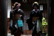 海外「京都の芸者街が観光客の立入を禁止に。襟元にタバコを入れたり着物を破ったりする被害」