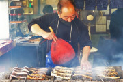 うなぎ 田代の職人さんによる神技を見てみましょう。外国人も技に興味津々！