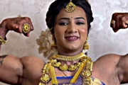 サリーと筋肉のマリアージュ！花嫁衣裳をまとったインドの女性ボディビルダーが話題に