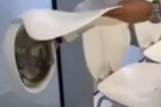 海外「ゴジラが暴れた時にも使えそうだな！日本は常に先を行く…」いざという時にヘルメットになる（海外の反応）