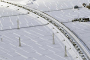 外国人「日本の雪はクレイジーだな」関越道で1000台が立ち往生