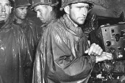 海外「ドイツとの戦いは終わったが、日本との戦いは終わっていなかった」沖縄戦の最中、ドイツ降伏のニュースを聞くアメリカ兵士の写真が悲しすぎる・・・