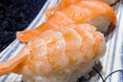 海外「日本の寿司レストランが皿を厨房に運ぶ方法🍛」「日本人は世界より30年先を行っている」（海外の反応）