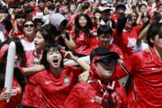 韓国人「昼間からコンビニでビールを買い占める会社員たち…『仕事もせずに応援するのか？』と思ったらまさかの展開」