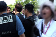 韓国人「刑事課長に『名前を言え！』と詰め寄るデモ隊に警察官が困惑」と話題に