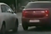 今日はまだ死ねないね。暴走してきた車を避けて華麗に事故を回避する。海外の反応