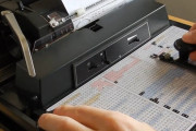 外国人「これが50年前の日本語のタイプライターだ！2200種類文字が打てるぞ！」