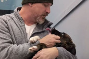尊い涙。犬を飼うことを夢見ていた男性が保護施設へ向かう車内で泣き続ける
