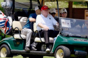 韓国人「度が過ぎた接待外交！」安倍首相がトランプ大統領を乗せてゴルフカートを運転！安倍の密着外交に日本国内から批判の声も　韓国の反応