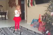 「サンタよ！ここにサンタが来てくれたの！」4歳の女の子がクリスマスプレゼントを見つけたときの反応にほっこり