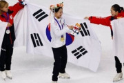 【感動】韓国人「日本人選手、韓国選手のために太極旗を掲げる」