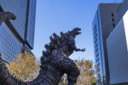 「日本はまだクリスマスについて悩んでいるようだ」ゴジラにイルミネーションを付けたクリスマスツリーが話題に