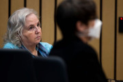 「夫を殺害する方法」著者が夫の殺害容疑で裁判にかけられる・・