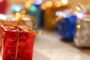 クリスマスに突然流暢な日本語を話すと、日本の不況が治った？「他の人が喜びを感じているのを見ると心が温かくなります」「とても心が温まり、涙が出ました」海外の反応